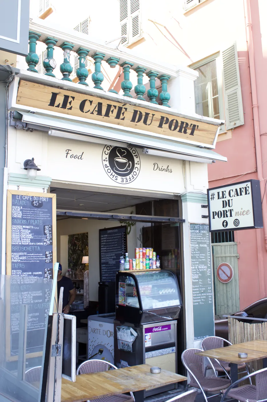 La façade du Café Du Port, sur le Quai Lunel à Nice