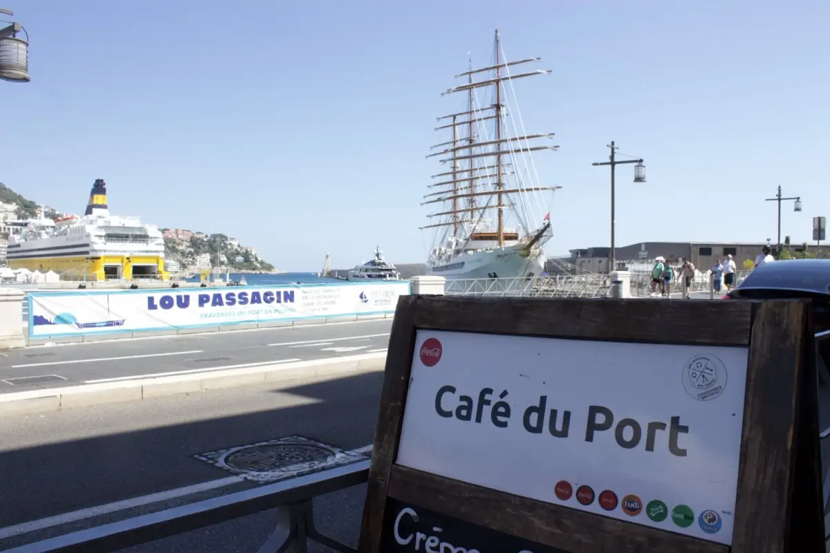 Le Café Du Port sur le Quai Lunel — un grand voilier et le Port de Nice